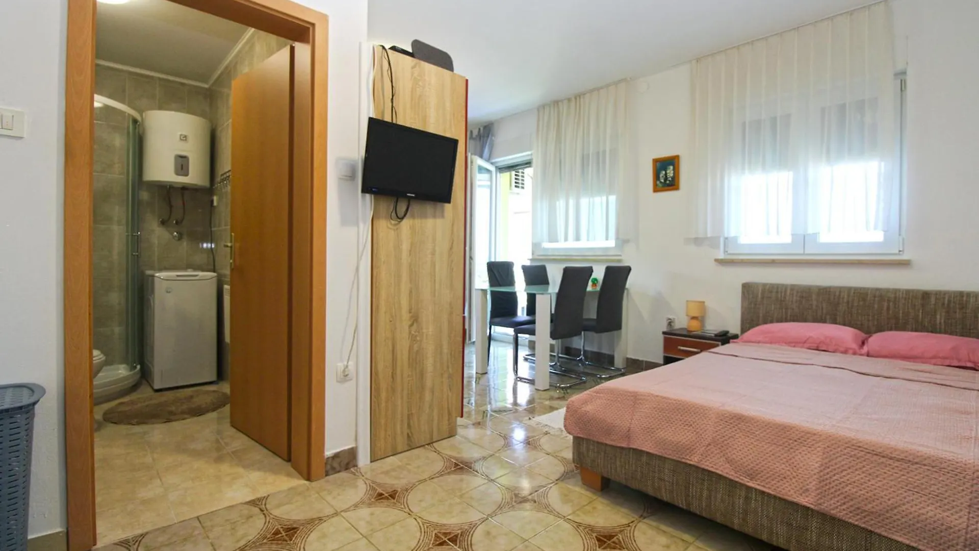 Apartments Spomenka 1432 普拉 克罗地亚